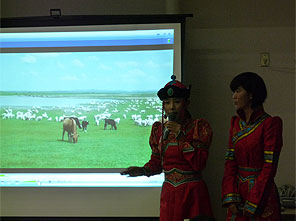 民族衣装を身にまとい、故郷のモンゴルの紹介とモンゴルの歌を歌ってくれました
