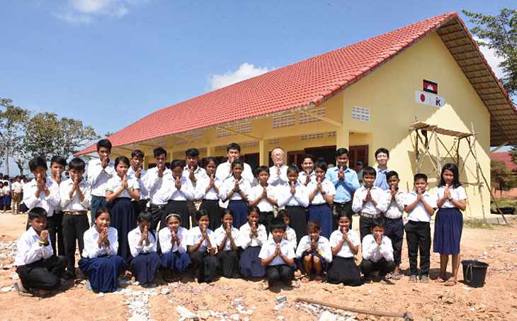 カンボジアに中学校を寄贈