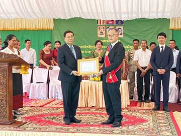 カンボジア王国友好勲章大十字章を授与