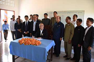 カンボジアに高校校舎寄贈