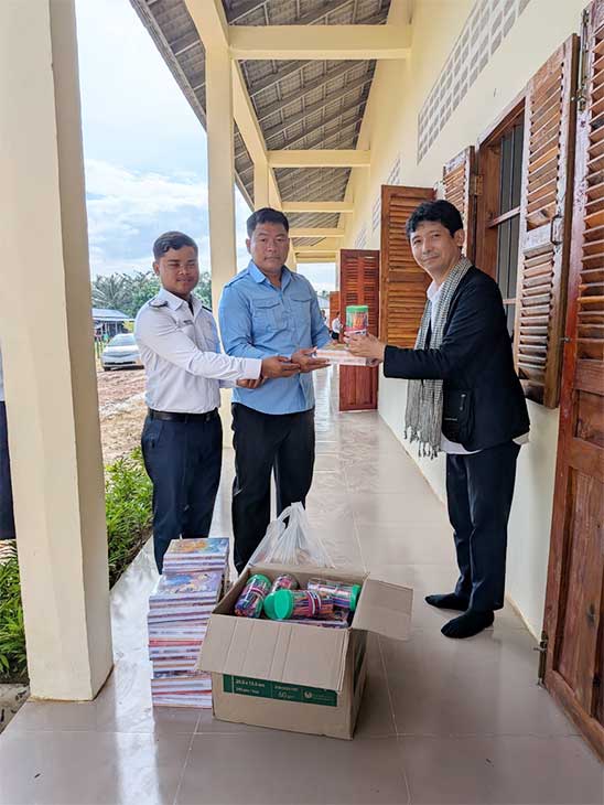 文具などを寄贈